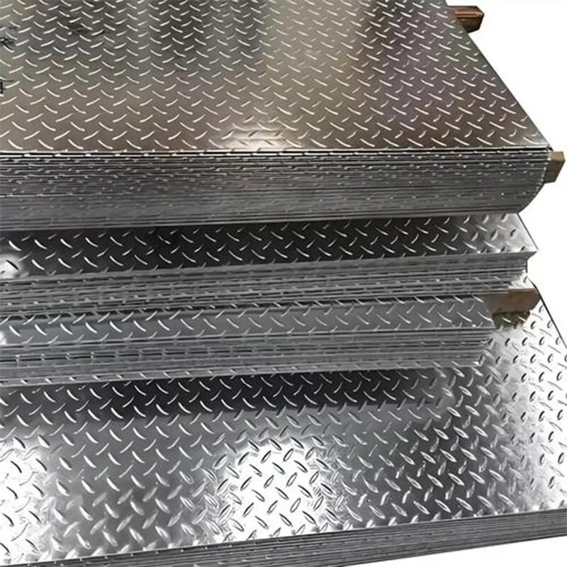 ¿Cómo puede la placa de acero con patrón de diamante para aplicaciones industriales mejorar la seguridad y el rendimiento de carga?